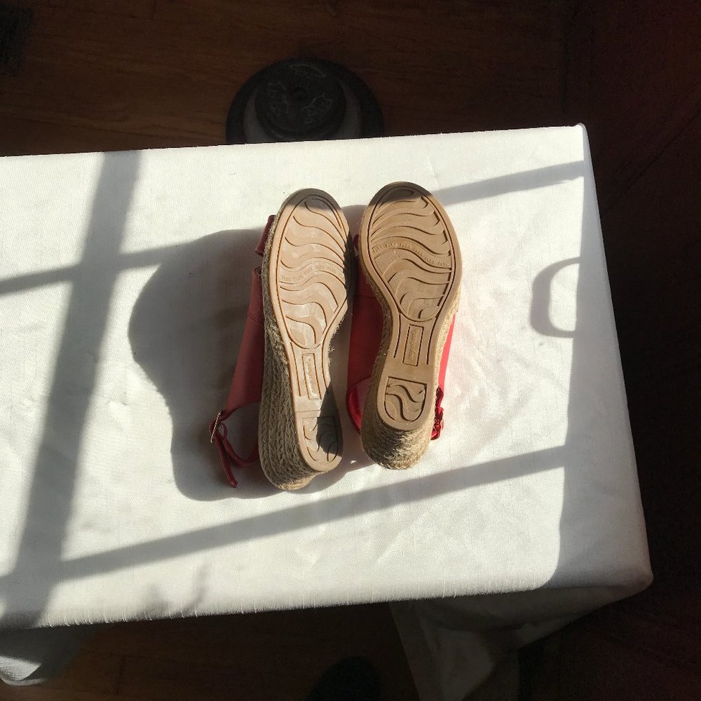 NEW IN BOX size 7 Wide EASY SPIRIT red espadrilles. - Picture 4 of 7